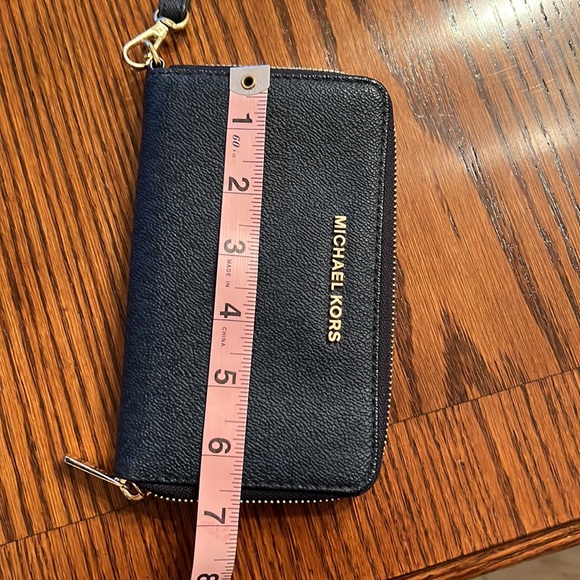 Michael Kors Wristet - Picture 8 of 9